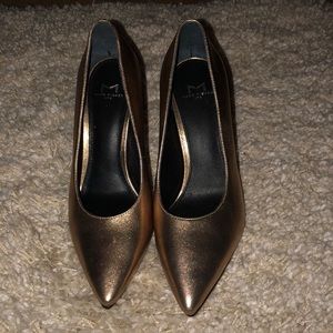 Beautiful gold pumps by Marc Fischer 💛